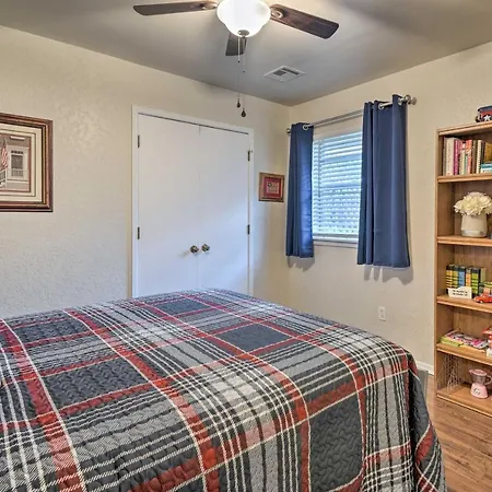 Home With Screened Porch About 10 Miles To Dtwn Okc!